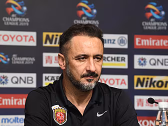 Everton's next manager, punchi...