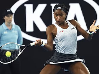 15-year-old Coco Gauff stuns V...
