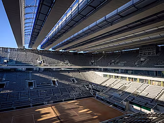 Watch: Roland Garros roof comp...