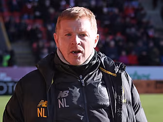 Lennon hails players after 'ma...