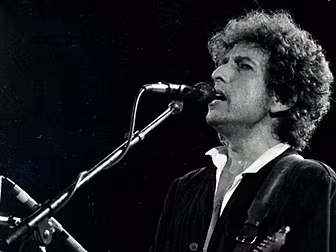 Bob Dylan gives fans what they...