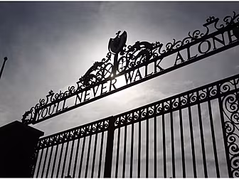 Liverpool squad show solidarit...