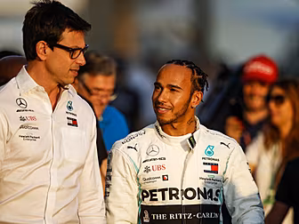 Mercedes boss supports Lewis H...