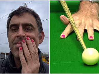 Ronnie O'Sullivan wears pink n...