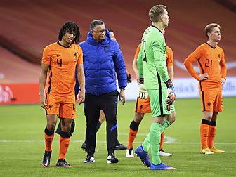 Nathan Ake limps out of Hollan...