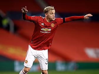 'Van de Beek gives United a di...