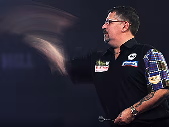 Gary Anderson through to next...