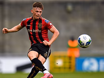 Lyons signs | Bohemians right-...