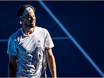 Dominic Thiem crashes out of A...