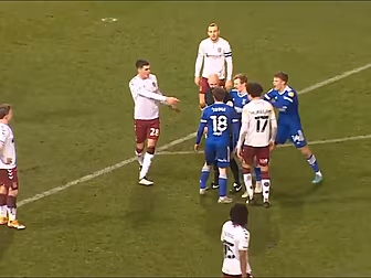 Referee apologises after confr...