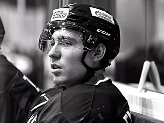 Ice hockey player dies after b...