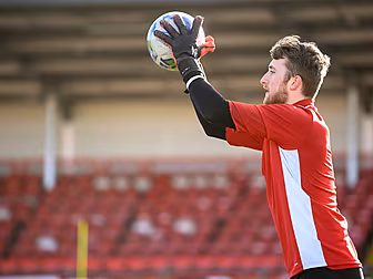 Derry City keeper earns his fi...