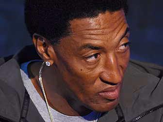 Scottie Pippen pays emotional...