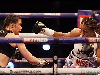 Katie Taylor defends lightweig...