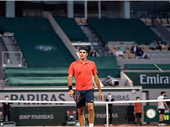 Roger Federer withdraws from F...