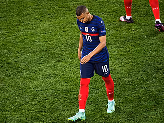 'Mbappe's lonely walk illustra...