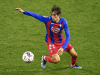 Tottenham snap up Bryan Gil fr...