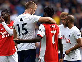 Spurs fans applaud Arsenal's B...