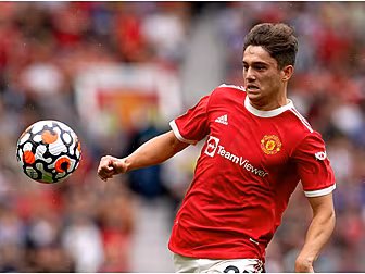 James completes move from Manc...