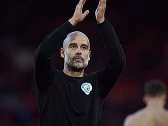 Pep Guardiola criticises refer...