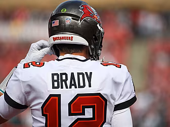 Tom Brady to retire from footb...