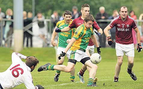 Kilmacabeas Ger ODonovan bursts through Muintir Bh&aacute;ires defence to score his sides first goal during the Rowa-Rowex Pharma JAFC quarter-final at Ballydehob on Sunday.