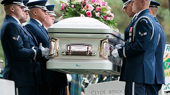 Maureen's Glengarriff friends carry her coffin Image