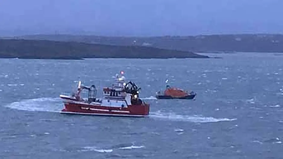 Baltimore RNLI crew secures fishing vessel's anchor off Sherkin Island Image