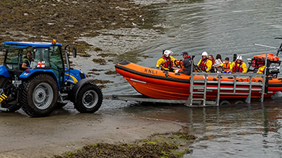 Family of four rescued after cruiser hits rocks Image