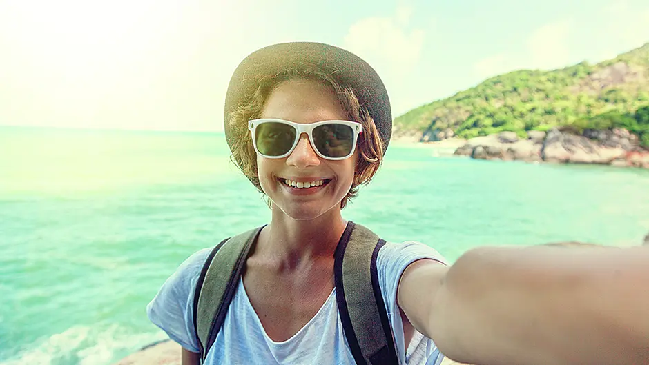 Daly suggests ‘phone seats' for selfies at tourism spots Image