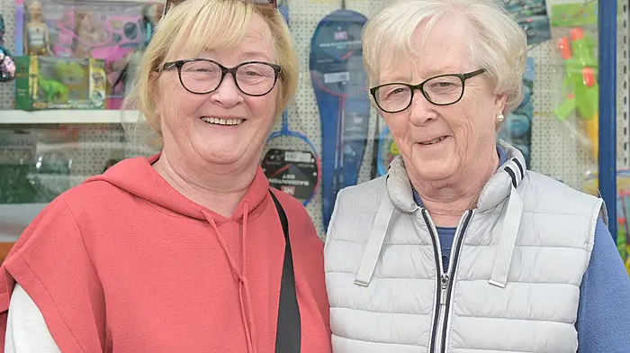 Sisters Margaret O’Sullivan (left) from Ardfield and Kitty Moyles from Ballinascarthy enjoying a catch-up in Clonakilty. (Photo: Martin Walsh)