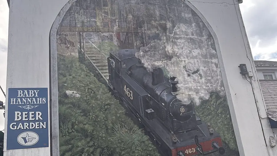 Council should help to restore ‘iconic’ railway mural – mayor Image
