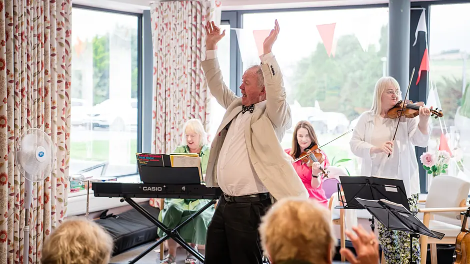 Healthcare Hoolies brings singalongs to West cork care homes and libraries Image