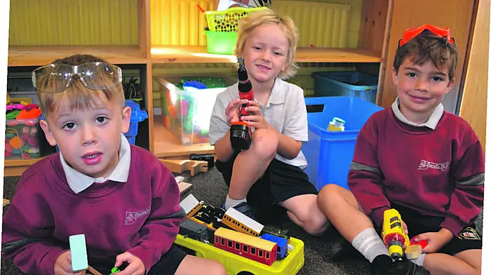 On their fi rst few days in junior infants at St Patrick’s Boys National School in Skibbereen
were Eoin O’Driscoll, Bobby Cummiing and Cuan Burke O’Brien enjoying a playtime break.
(Photo: Anne Minihane)