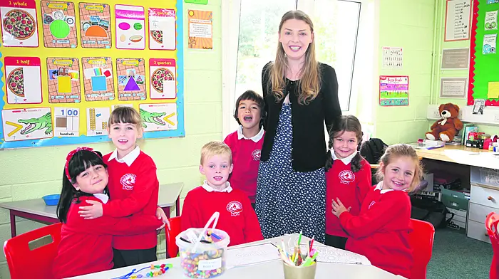 Cara Guerrero, Saoirse O'Sullivan, Theo Payne Lynch, Connor Niemann, Evie Johnson and Nina Woodword with teacher Katie Buttimer on their first day at St James National School in Durrus. (Photo: Carlos Benlayo)