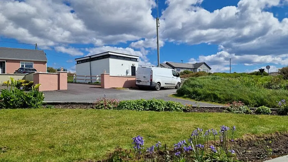 Phone mast ‘buzzing’ outside Drinagh home Image