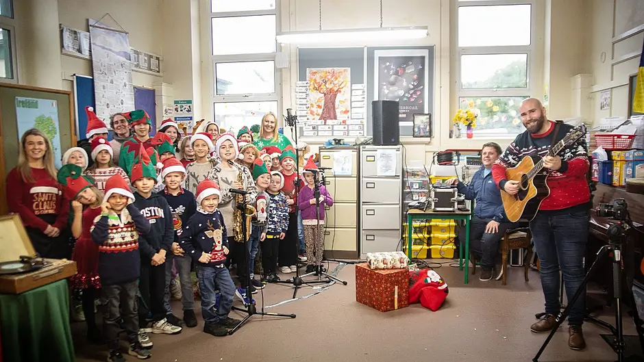 Mealagh pupils record a shakin’ Christmas song Image