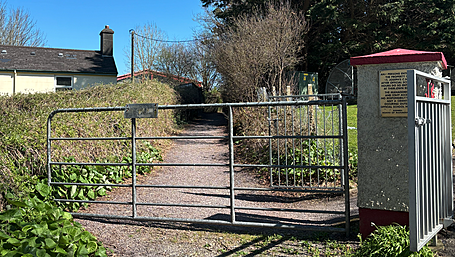 Gardaí alerted after men seen loitering in laneway near schools Image