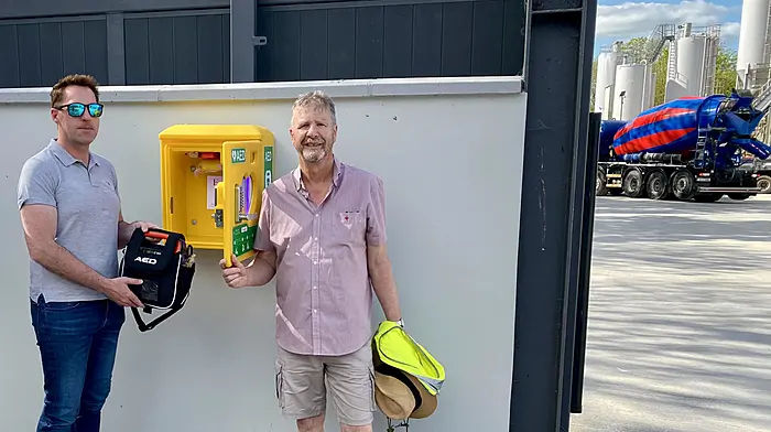 Michael Keohane of Keohanes Readymix Ltd and Jim Lawton Treasurer of the Ballineen and Enniskeane Christmas Lights Group at the AED unit in Enniskeane.