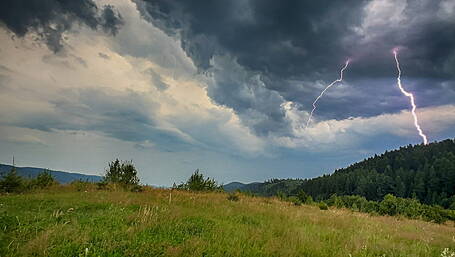 Public warned to be vigilant over extreme temperatures and heavy thunderstorms Image