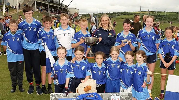 Roinn 8 Mixed winners Dreeny NS receive the trophy from Cork footballer Laura O'Mahony. (Photo: Paddy Feen)