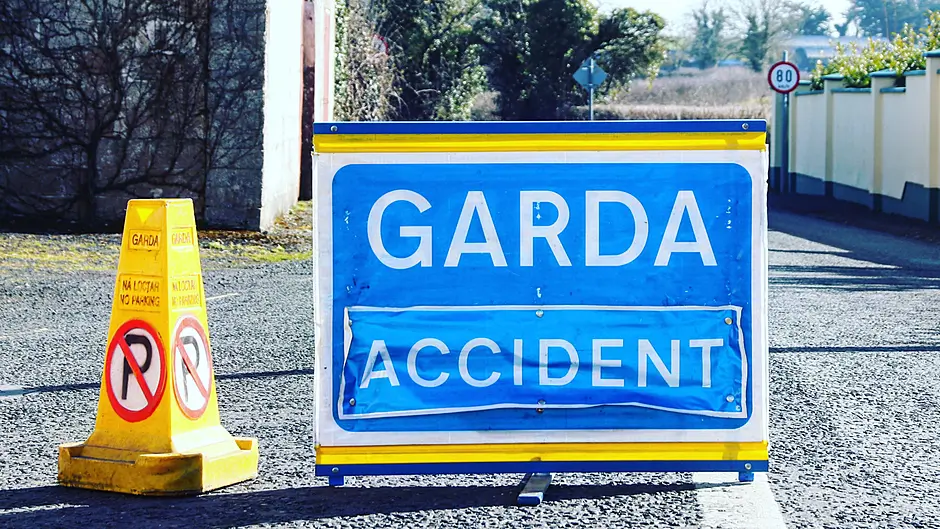 Man remains in hospital after 3am crash Image