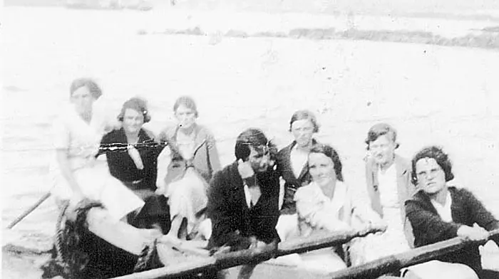 Bere Island women rowing, 1900s.  (Photo: Bere Island Photo Archive)