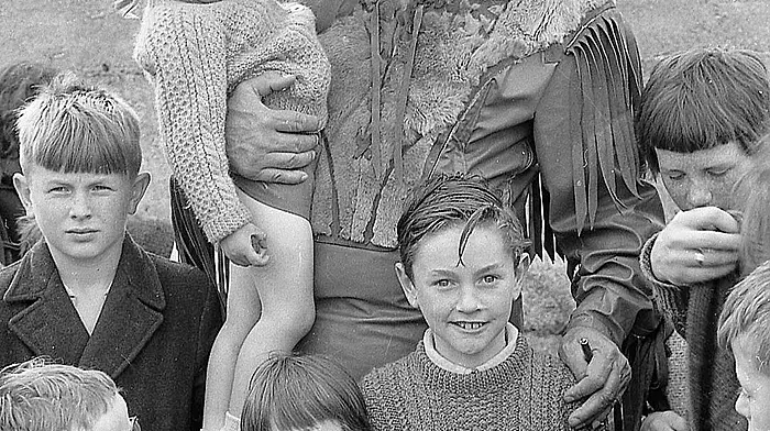 Bill Williams who played the character Kit Carson of the American TV series ‘The Adventures of Kit Carson’ was invited by the organisers of the Festival of West Cork to appear at the GAA pitches on Saturday July 18th, 1964 where he posed for photos and autographed promotional photos of him as the character Kit Carson. Later that day he repeated the event in the Festival Marquee.