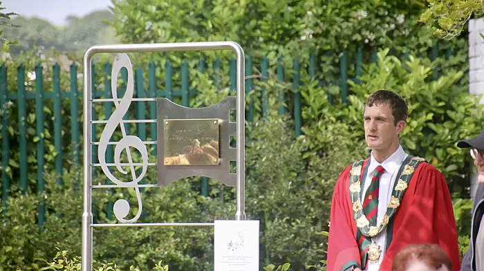 Mayor of Clonakilty Conan O'Donovan admiring the stainless-steel sculpture presented by the Wycherley family to mark the founder of the Clonakilty Twinning Association, their father the late Brawny Wycherley.