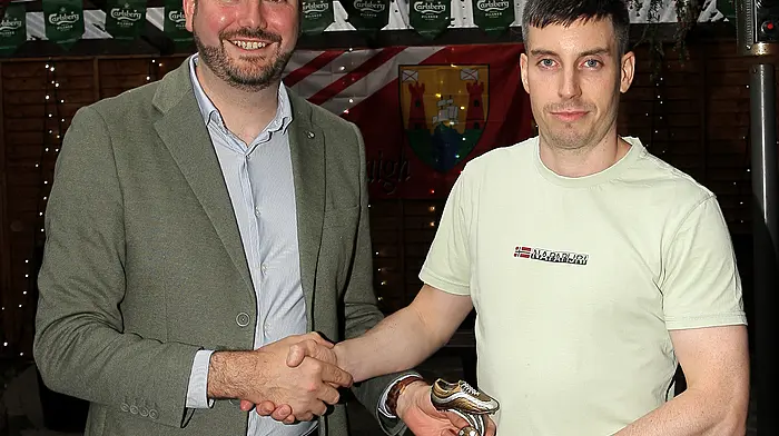 Senator Noel O'Donovan presents the Managers' Player of the Year to Alan Murphy.