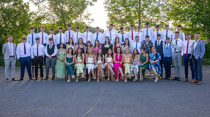 Rang Ardteiste ó Choláiste Ghobnatan le Máistir Ó Creimín, Iníon Ní Ríordáin agus Máistir Ó Duinneacha. Pupils of Coláiste Ghobnatan at their graduation.