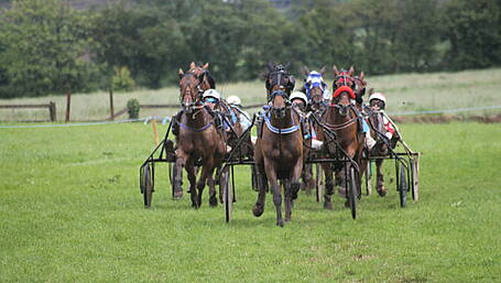 Ayr Beach and Teddy Camden race to victory in Lyre Image