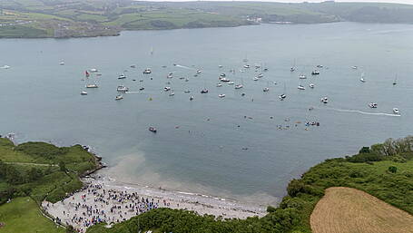 Petition on mussel farm handed to minister at Dáil Éireann Image