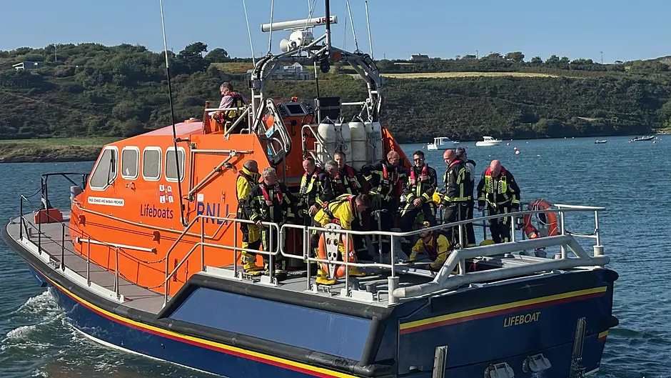 RNLI takes firefighters to Heir Island to tackle blaze putting homes at risk Image
